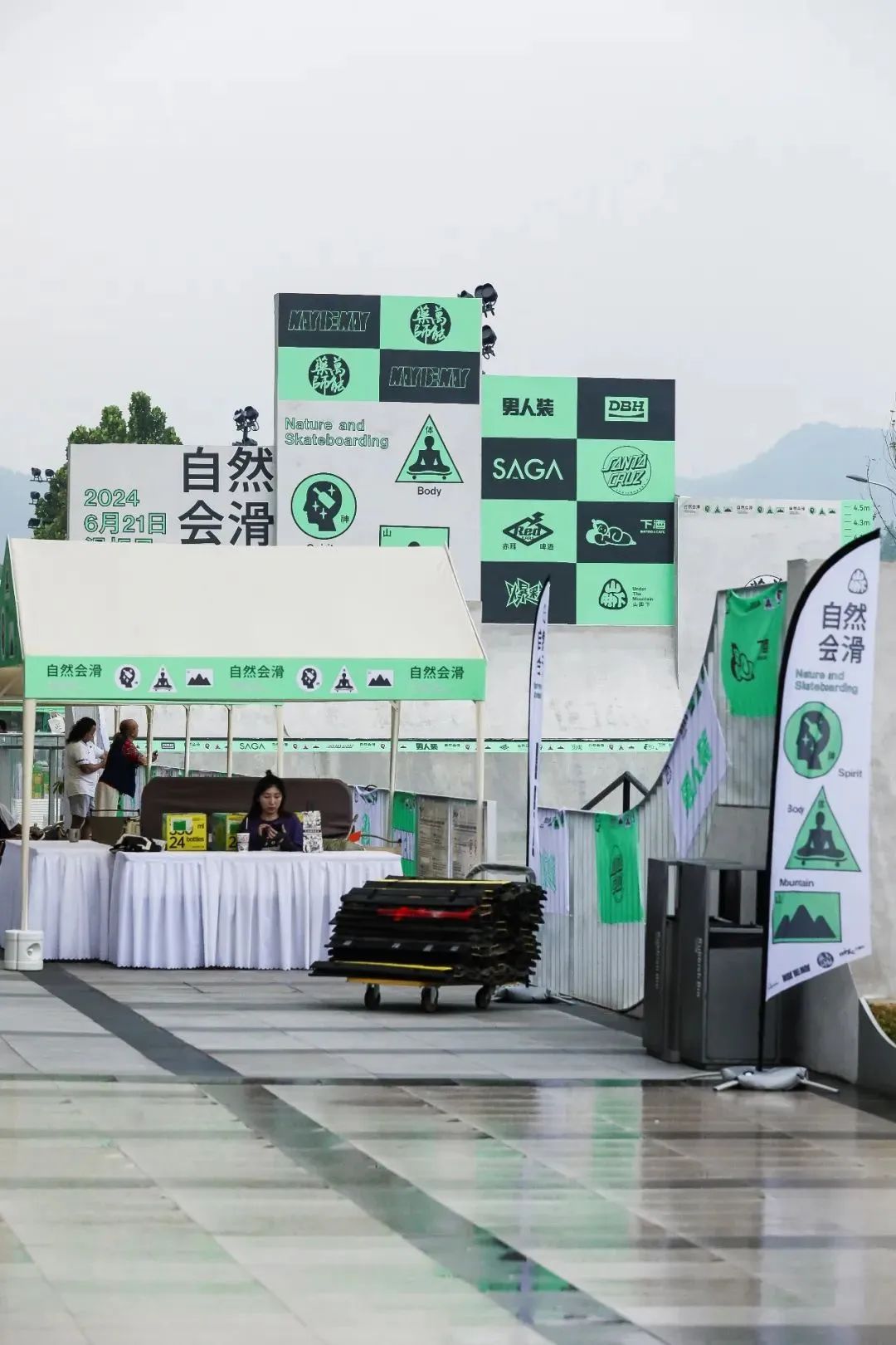 今年的滑板日,我们在山脚下Chill滑了会儿~-MadFuture 疯未来