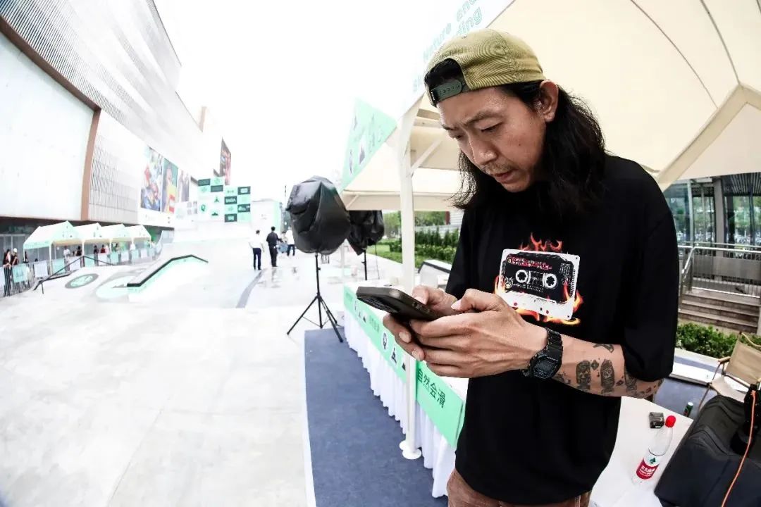 今年的滑板日,我们在山脚下Chill滑了会儿~-MadFuture 疯未来