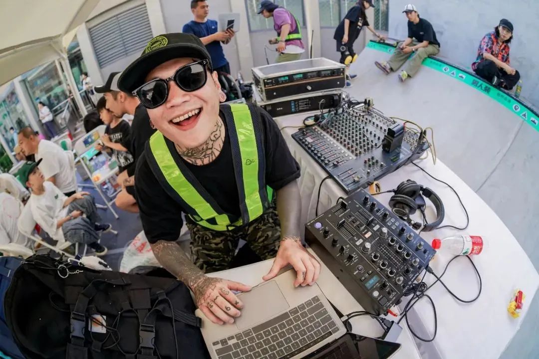 今年的滑板日,我们在山脚下Chill滑了会儿~-MadFuture 疯未来