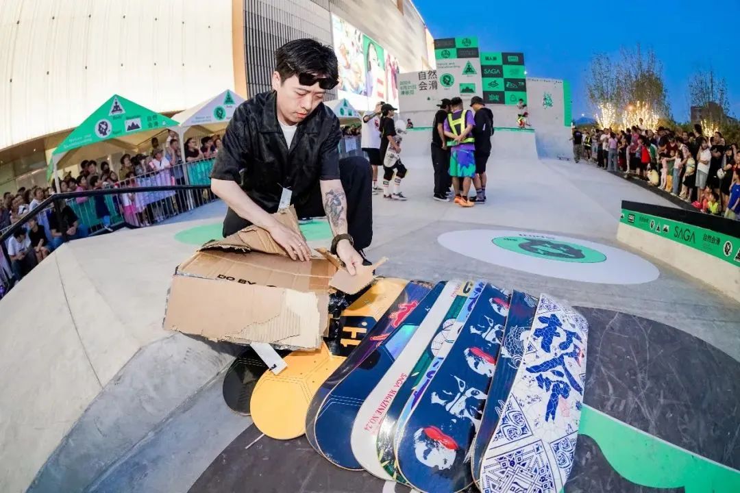 今年的滑板日,我们在山脚下Chill滑了会儿~-MadFuture 疯未来
