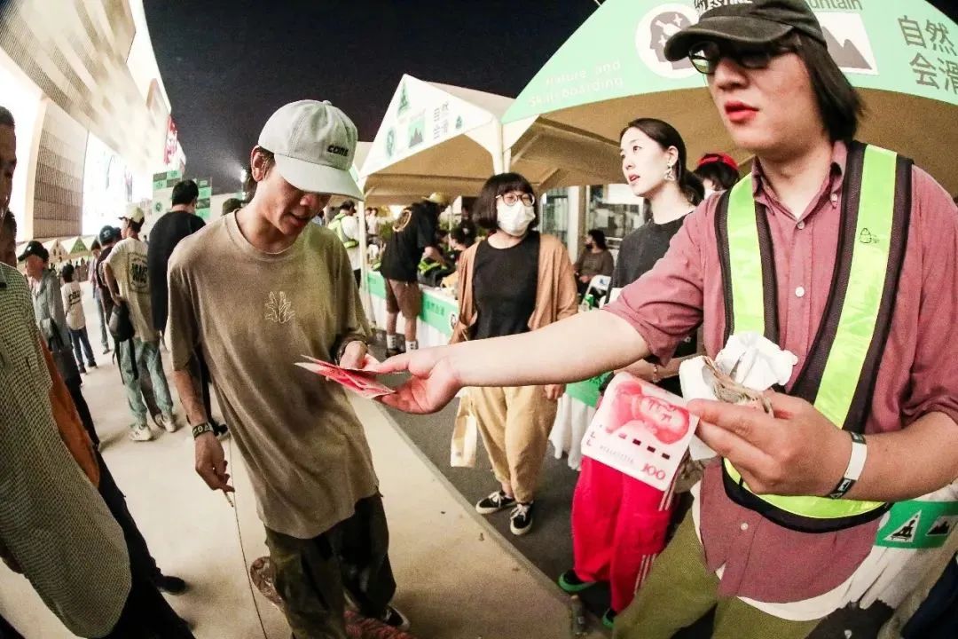 今年的滑板日,我们在山脚下Chill滑了会儿~-MadFuture 疯未来