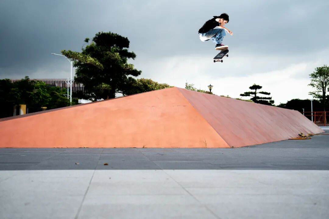 从工地抹水泥, 到成为SAGA的赞助滑手！专访靠毅力和热爱滑出来的小罗-MadFuture 疯未来