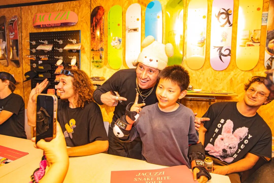 Jacuzzi"被蛇咬"嗨翻天, "假裤子"滑板队北京首站火力全开！-MadFuture 疯未来