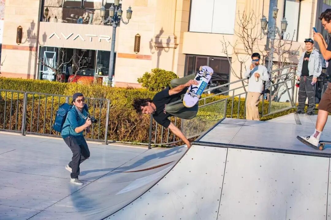 Jacuzzi"被蛇咬"嗨翻天, "假裤子"滑板队北京首站火力全开！-MadFuture 疯未来