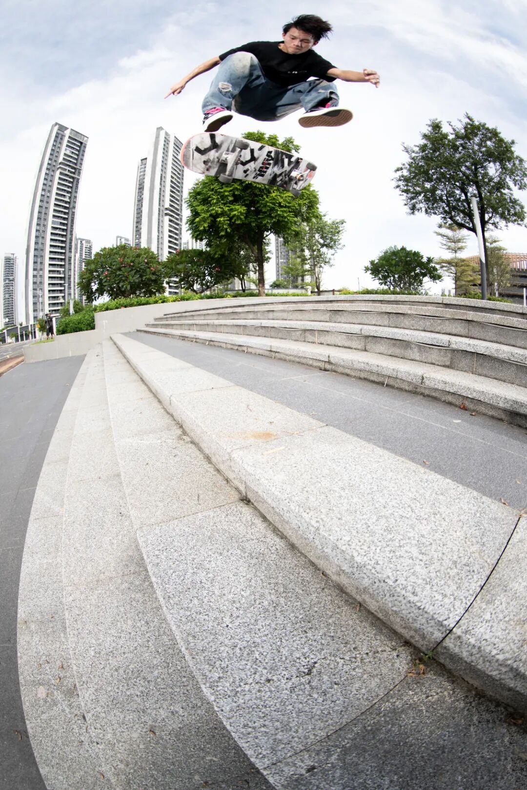 从工地抹水泥, 到成为SAGA的赞助滑手！专访靠毅力和热爱滑出来的小罗-MadFuture 疯未来