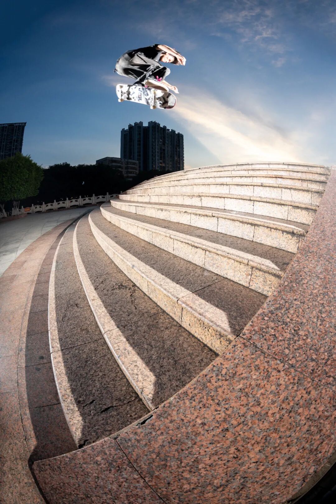 从工地抹水泥, 到成为SAGA的赞助滑手！专访靠毅力和热爱滑出来的小罗-MadFuture 疯未来