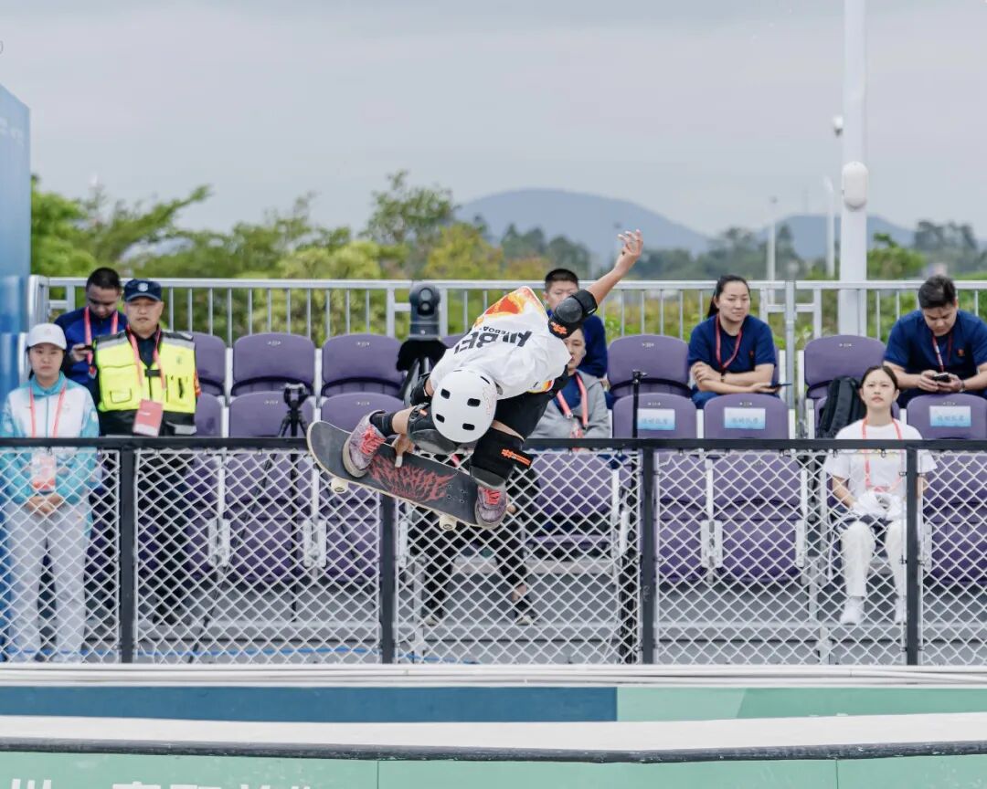 仔拿马十周年: 为高峰（废柴）推出首款签名款砂纸-MadFuture 疯未来