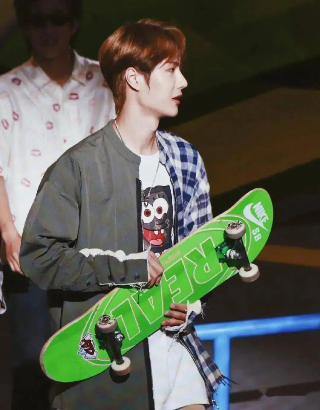 从工地抹水泥, 到成为SAGA的赞助滑手！专访靠毅力和热爱滑出来的小罗-MadFuture 疯未来