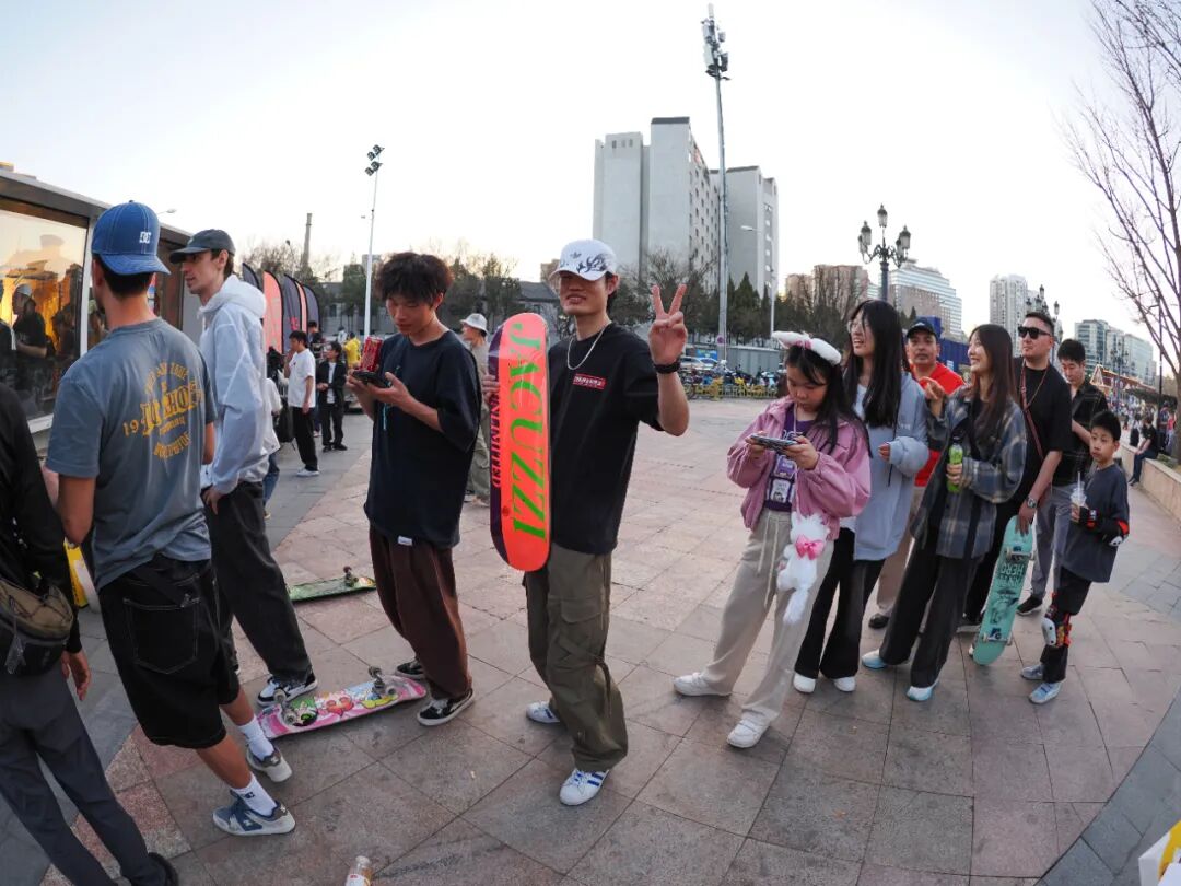 Jacuzzi"被蛇咬"嗨翻天, "假裤子"滑板队北京首站火力全开！-MadFuture 疯未来