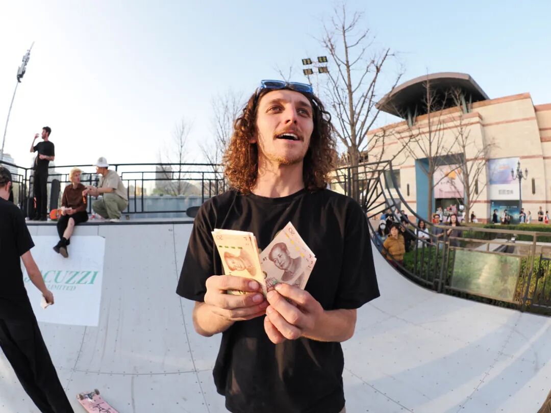 Jacuzzi"被蛇咬"嗨翻天, "假裤子"滑板队北京首站火力全开！-MadFuture 疯未来