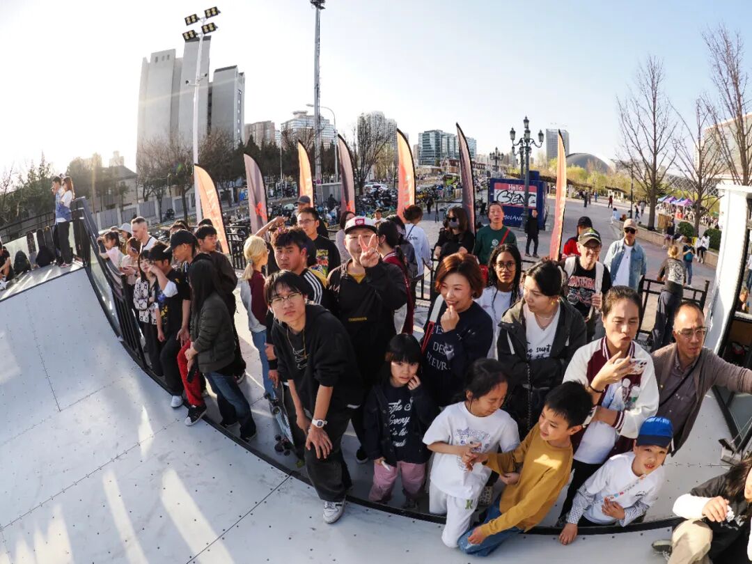 Jacuzzi"被蛇咬"嗨翻天, "假裤子"滑板队北京首站火力全开！-MadFuture 疯未来