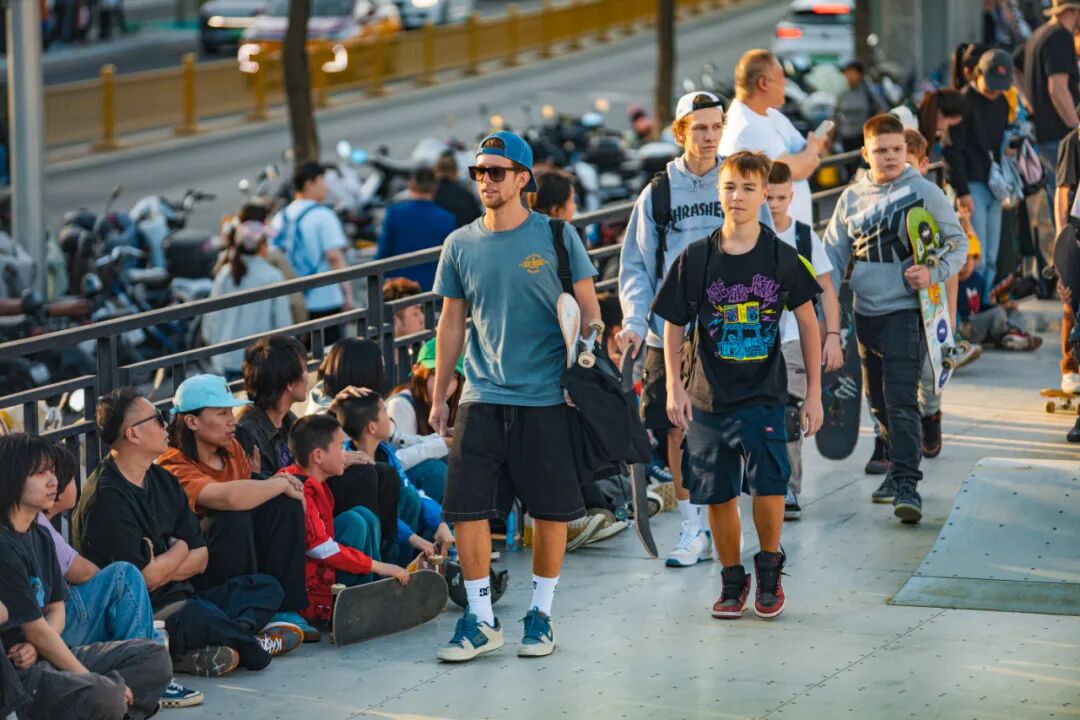 Jacuzzi"被蛇咬"嗨翻天, "假裤子"滑板队北京首站火力全开！-MadFuture 疯未来