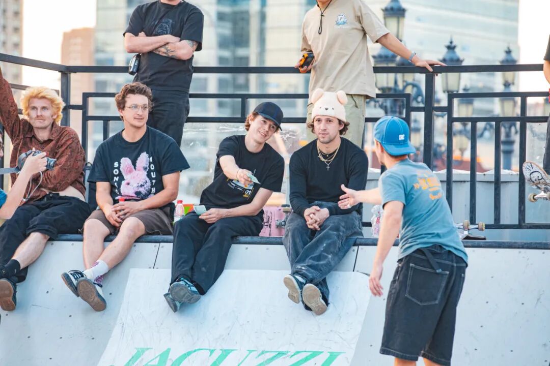 Jacuzzi"被蛇咬"嗨翻天, "假裤子"滑板队北京首站火力全开！-MadFuture 疯未来