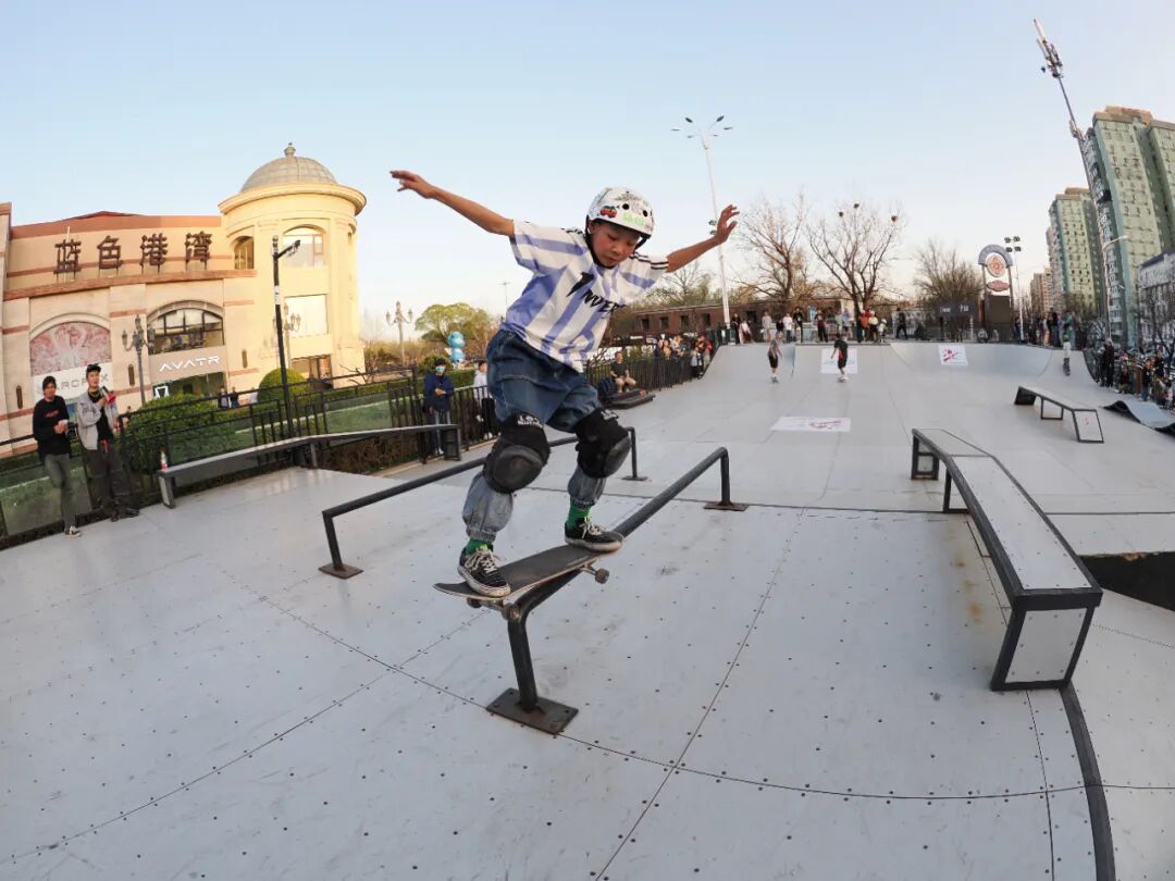 Jacuzzi"被蛇咬"嗨翻天, "假裤子"滑板队北京首站火力全开！-MadFuture 疯未来